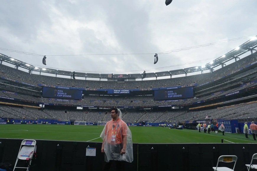Gallery - 	Cổ động viên đội mưa xem các trận đấu World Cup - image 7